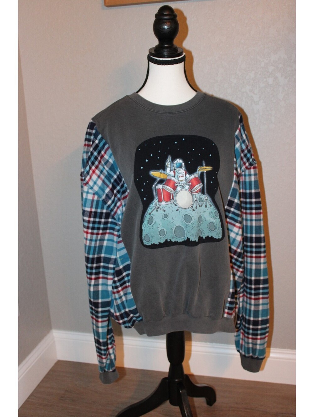 Crewneck Sweatshirt with Plaid Sleeves and Astronaut Drum Graphic, Size L